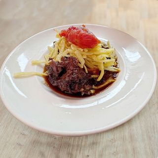 Rabo De Toro Al Vino Tinto Con Patatas Paja