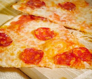 Pizza diavola al piatto