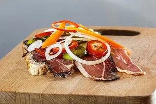 Sendvič sa pršutom i mocarelom