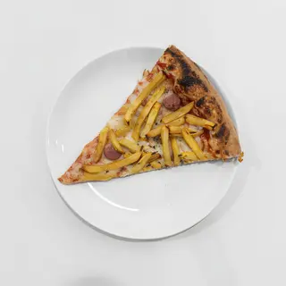 Pizza patatine e wurstel spicchio