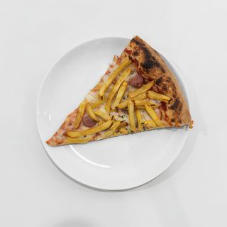 Pizza patatine e wurstel spicchio