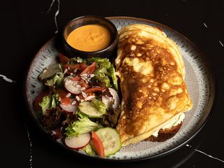 Омлет на бріоші з міксом салату (250g)