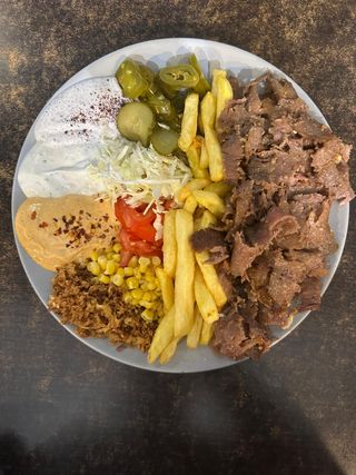 Shaorma cu vită la farfurie