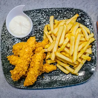 Crispy de pui în fulgi de porumb cu cartofi prăjiți și sos aioli