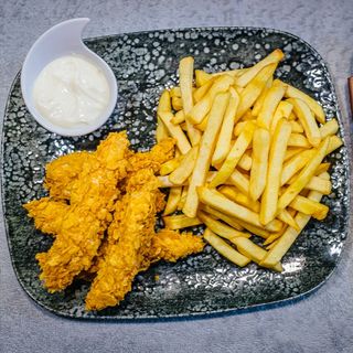 Crispy de pui în fulgi de porumb cu cartofi prăjiți și sos aioli