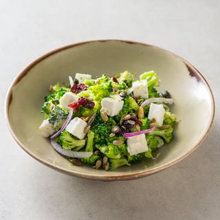 Ensalada  de brócoli, con almendras y mayonesa de kimchi