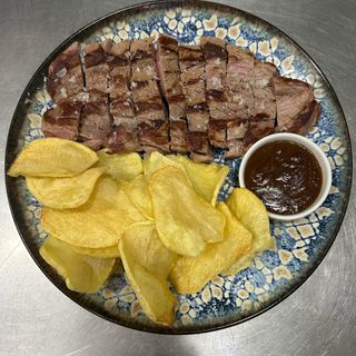 Solomillo de cerdo ibérico con salsa cazadora y patatas fritas