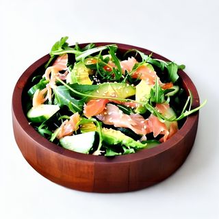 Salată cu somon afumat