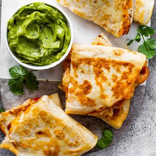 QUESADILLAS DORADITAS A LA PLANCHA CON GUACAMOLE
