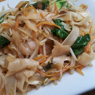 Fideos de arroz frito anchos