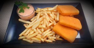 Cașcaval pane cu garnitura de cartofi prăjiți și salata