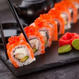 variado de sushi y maki
