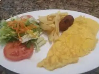 Tortilla Francesa Con Croquetas Y Ensalada