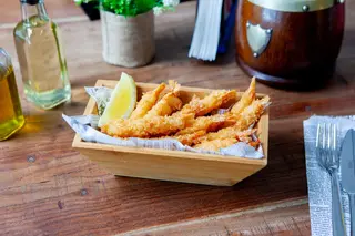 Crispy prawns & chilli souce