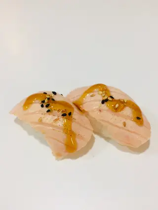 47 Niguiri de Salmó Tataki (2 Pzs.)