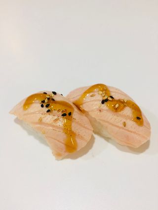 47 Niguiri de Salmó Tataki (2 Pzs.)