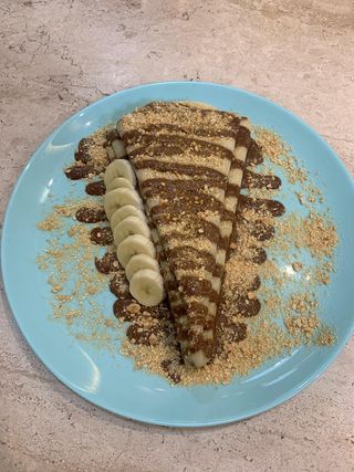 Slatka palačinka sa kremom, plazmom i bananom