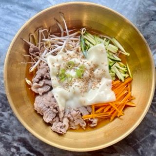 Ramen piccante con cheese e manzo