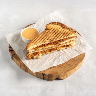 Сэндвич с томленой говядиной, чеддером и халапеньо