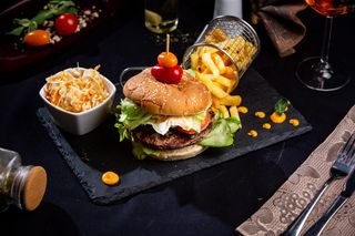Burger de vita cu cartofi prajiti si sosul casei