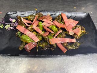 Suspiros de jamón con pimientos de padrón