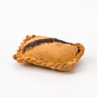 Empanada de queso azul, nueces y cebolla caramelizada