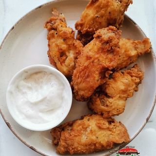 Aripioare crocante cu sos de maioneză și usturoi - 4 portii