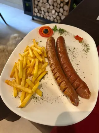 Roštiljska kobasica sa pomfritom