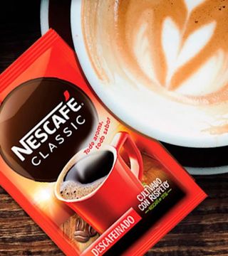 Café con leche descafeinado sobre