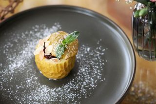 Запечене яблуко з медом