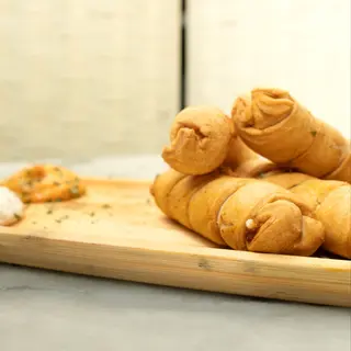 Tequeños De Queso Con Mayonesa De Trufa Y Salsa Especial