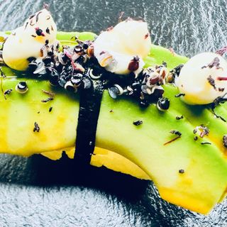 Nigiri De Aguacate, Kizame Wasabi Mayo K.O. Y Quinua Pop (1 Ud.)