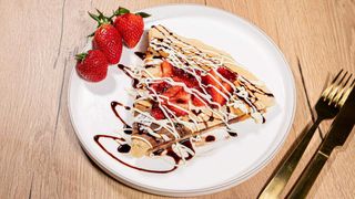 Clatita cu Nutella si un fruct la alegere + Coca Cola