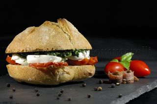 Panino con pomodoro, mozzarella, olio, sale e origano