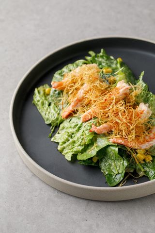 Salată cu creveți & aioli din wasabi