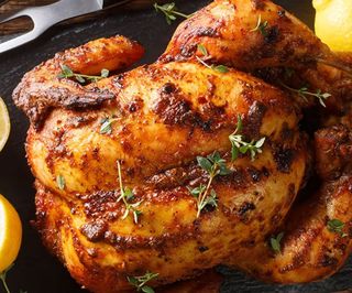 Pollo Entero, Papas, Pimientos y regalo  cerveza