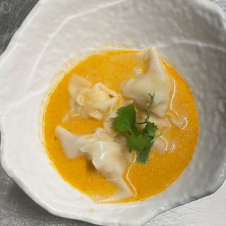 C5. Zuppa di wanton con salsa stile thai