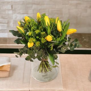 Ramo de 12 Tulipanes amarillos (NO incluye jarrón)