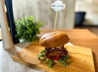 Burger z frytkami z batatów