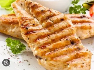 Pileći file na žaru sa pomfritom i kecapom