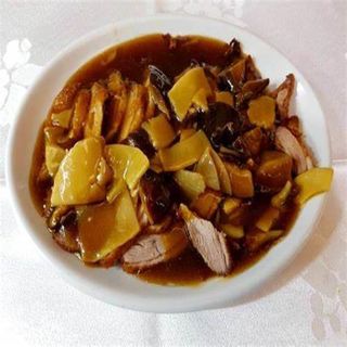 Pato frito con bambú y setas chinas