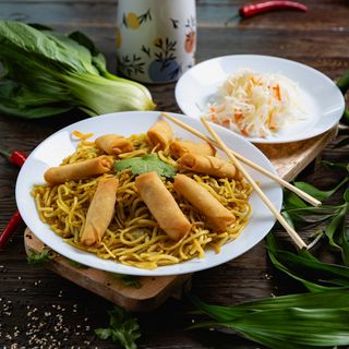 6. Sajgonki 8szt. z surówką i makaronem