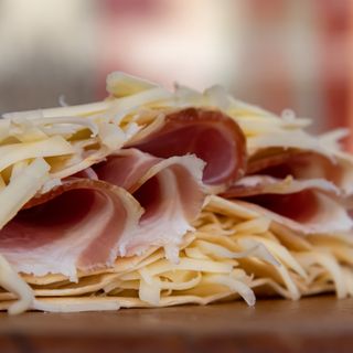 Palačinka sa suvim vratom, kačkavaljem i pilećom salatom