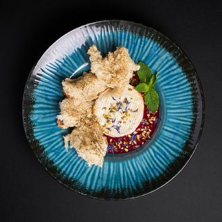 Запечений сир камамбер із ягідним соусом
