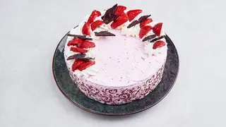 Tort bezowy z truskawkami i czekoladą 1.4 kg