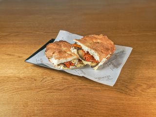 Hummus di ceci, melanzane grigliate, pomodori secchi - media