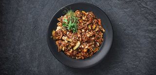 Junetina sa povrćem i kikirikijem