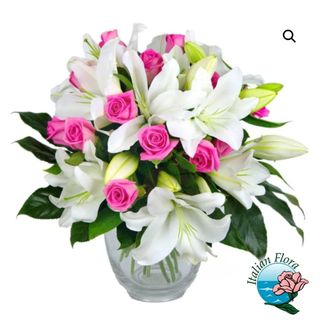 Bouquet di lilium bianchi e roselline rosa