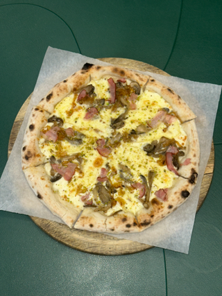 Піца з грибами та сиром брі