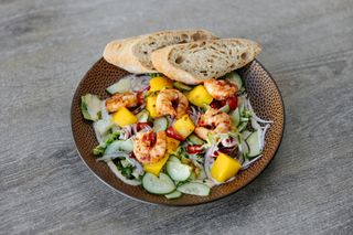 SAŁATKA Z KREWETKAMI (nowy skład)